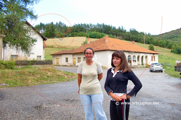 Učiteljica Milena Miletić i bivša učenica Milica Stjepanović u centru Bjeluše, Bjeluša, Arilje