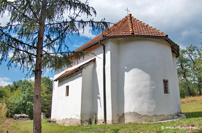 Crkva svete Trojice - Bjeluša, pogled na crkvu i zvonik