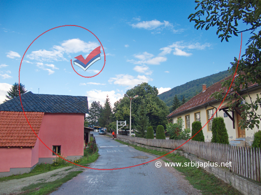 Glavna ulica i škola u Brekovu posle letnje kiše, Arilje