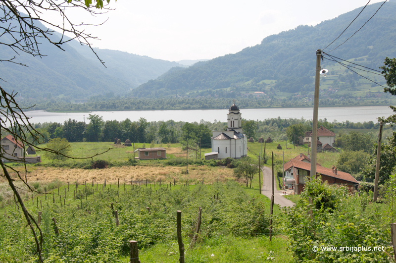 Panorama sela Culine, s pogledom na Drinu i bosanske planine, Mali Zvornik