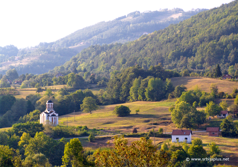 Popodnevni pogled na crkvu u Grivskoj, Arilje