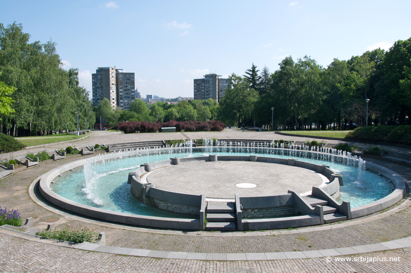 Fontana na platou ispred Muzeja 25. maj / House of Flowers and 25 May Museum, Belgrade, Serbia