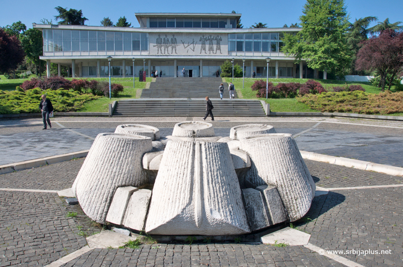 Plato ispred Muzeja 25. maj / House of Flowers and 25 May Museum, Belgrade, Serbia