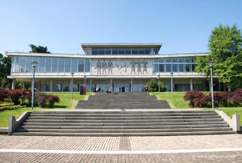 Plato ispred Muzeja 25. maj / House of Flowers and 25 May Museum, Belgrade, Serbia