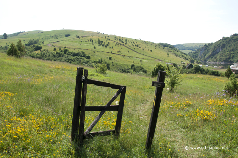 Kapija na putu za vidikovac Molitva