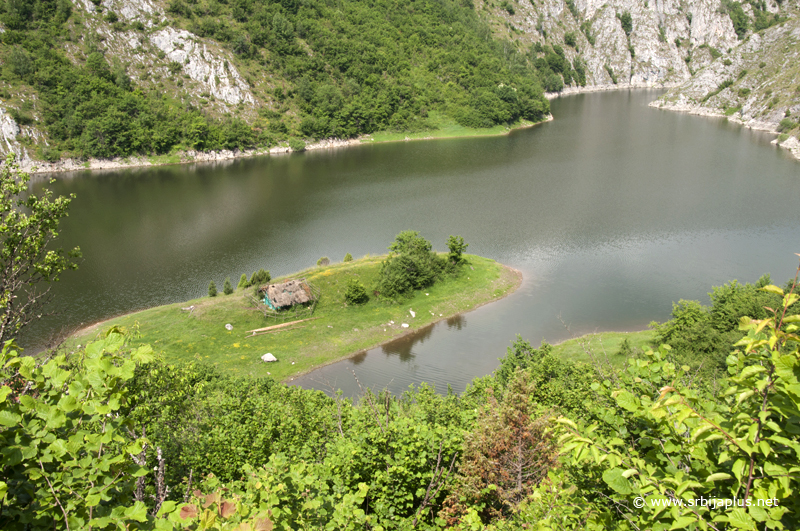 Čobanska koliba na Sjeničkom jezeru