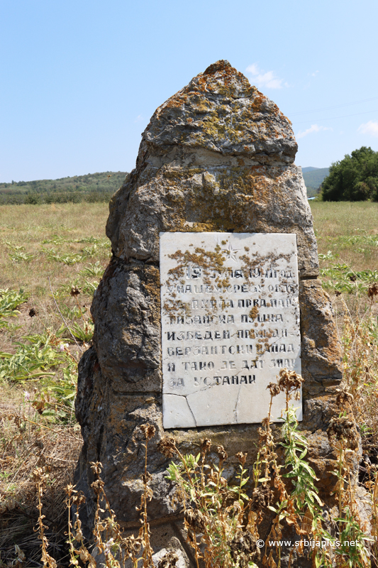 Železnička stanica Donje Zuniče - Obelisk posvećen početku ustanka u ovom kraju