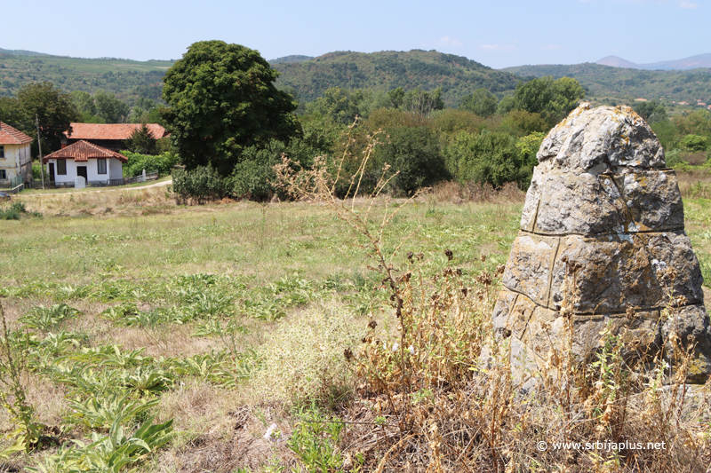 Železnička stanica Donje Zuniče - Obelisk posvećen početku ustanka u ovom kraju