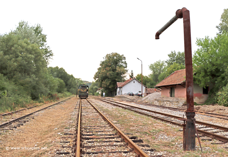 Železnička stanica Brusnik - Stanicom dominira vodonapojnik za parne lokomotive