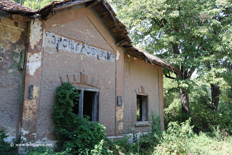 Železnička stanica Čokonjar obrasla je rastinjem