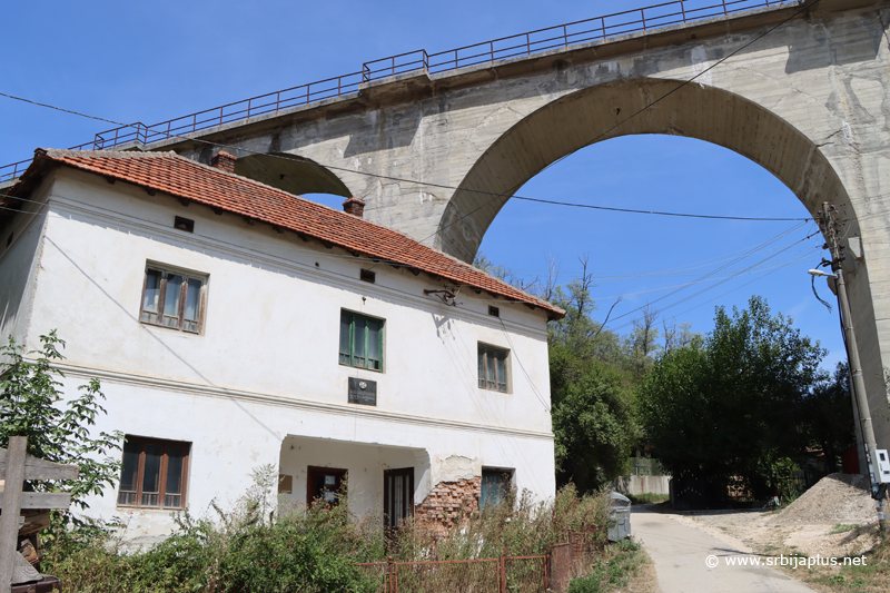 Železnička stanica Vlaole - Vijadukt se izdiže iznad naselja