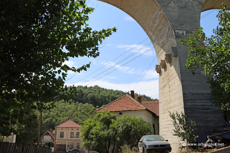 Železnička stanica Vlaole - Vijadukt u centru naselja