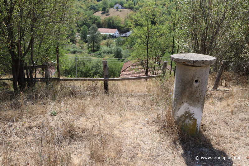 Železnička stanica Vlaole Selo - Nekadašnja stanična česma i pogled na selo