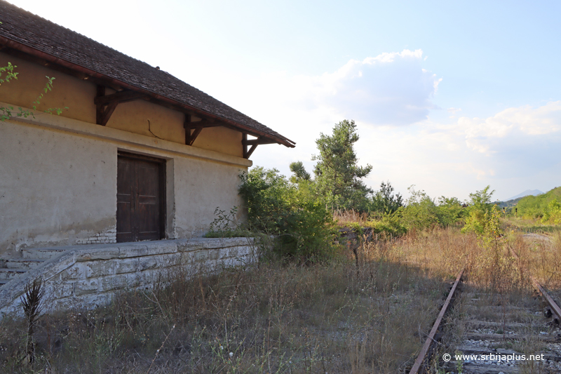 Železnička stanica Zagrađe - Stanični magacin i nekadašnji industrijski kolosek